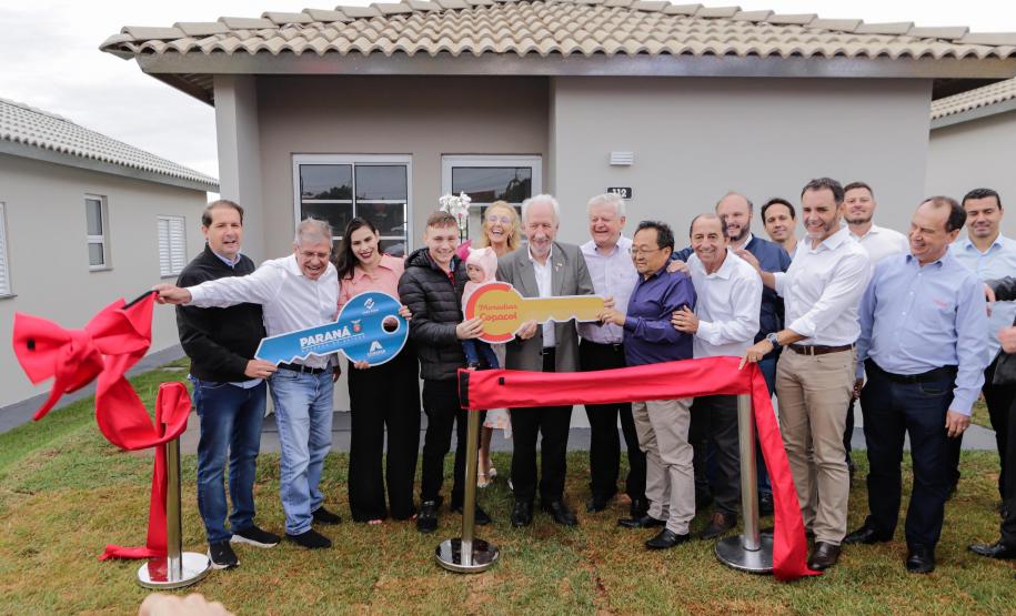 532 famílias de Cafelândia e Nova Aurora recebem as chaves da casa própria