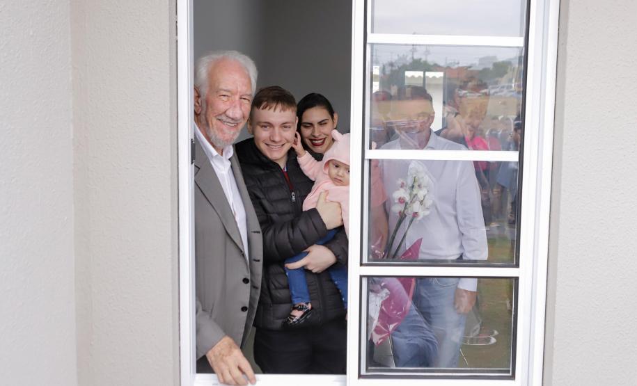 532 famílias de Cafelândia e Nova Aurora recebem as chaves da casa própria