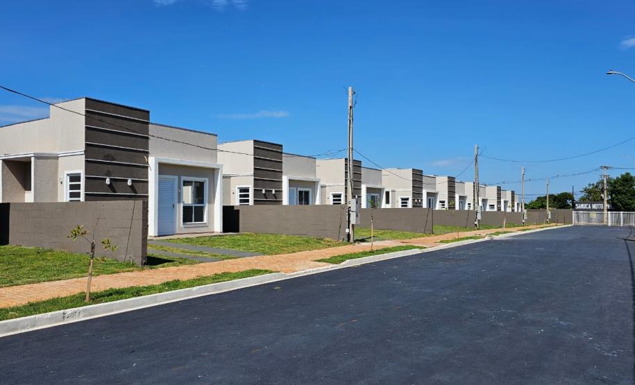 Com recursos estaduais, Cohapar entrega residencial com 47 novas casas em Foz do Iguaçu