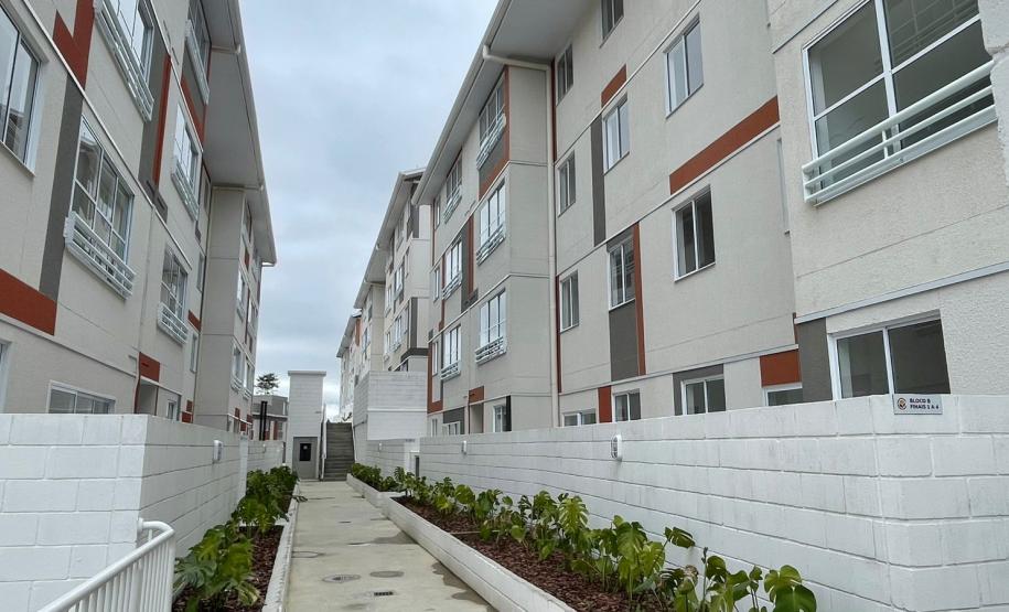 Cohapar entrega residencial com 184 casas e apartamentos em Curitiba