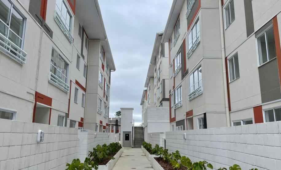 Cohapar entrega residencial com 184 casas e apartamentos em Curitiba