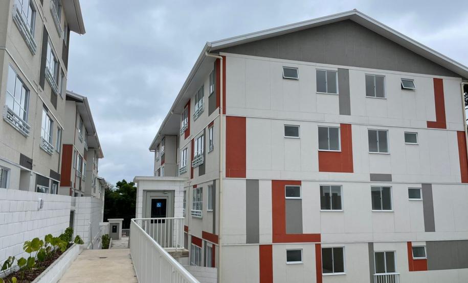 Cohapar entrega residencial com 184 casas e apartamentos em Curitiba