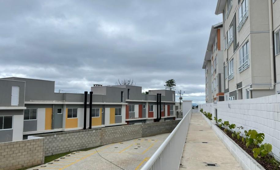 Cohapar entrega residencial com 184 casas e apartamentos em Curitiba