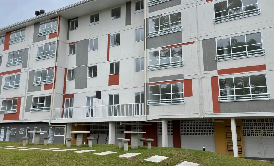 Cohapar entrega residencial com 184 casas e apartamentos em Curitiba