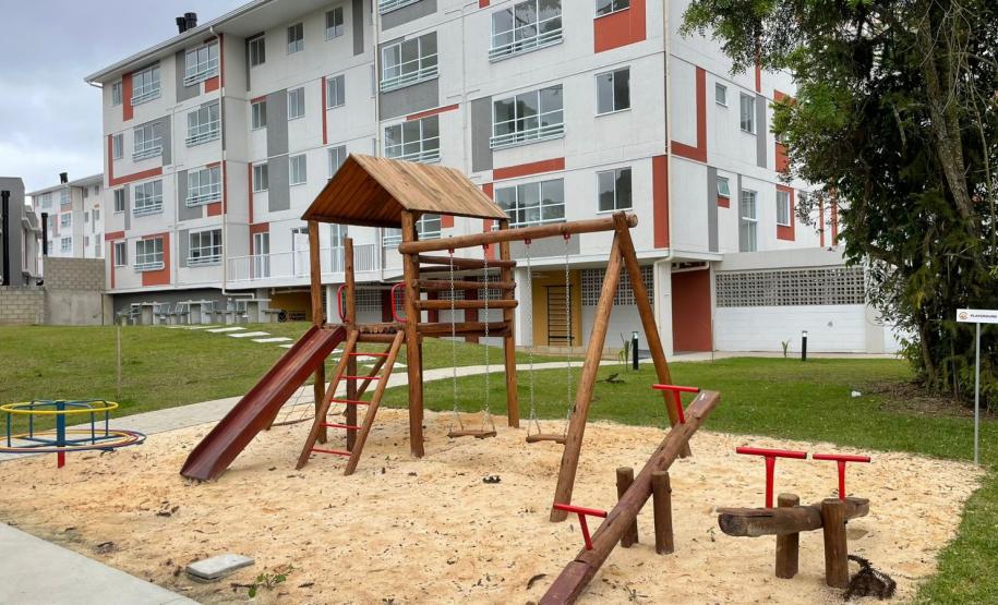 Cohapar entrega residencial com 184 casas e apartamentos em Curitiba