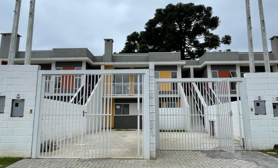 Cohapar entrega residencial com 184 casas e apartamentos em Curitiba