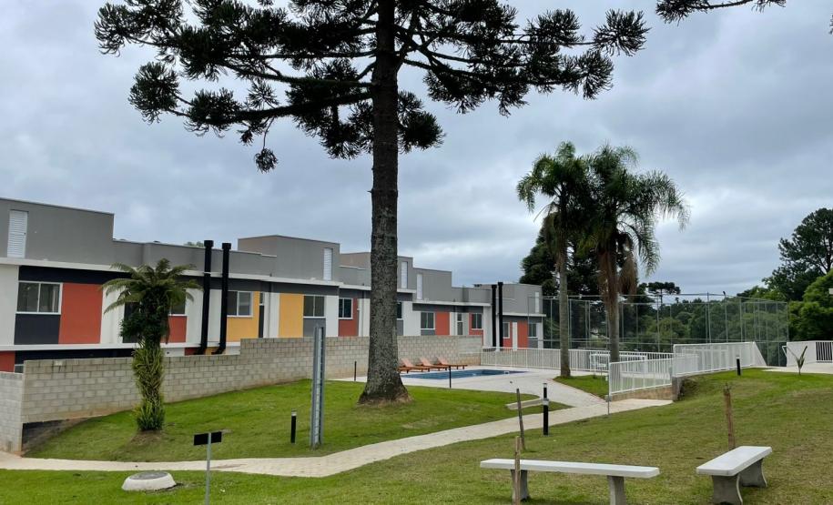Cohapar entrega residencial com 184 casas e apartamentos em Curitiba