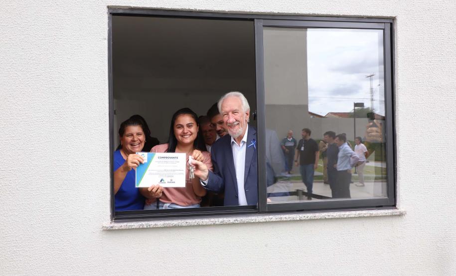 Programa Casa Fácil: vice-governador entrega residencial com 240 unidades em Londrina