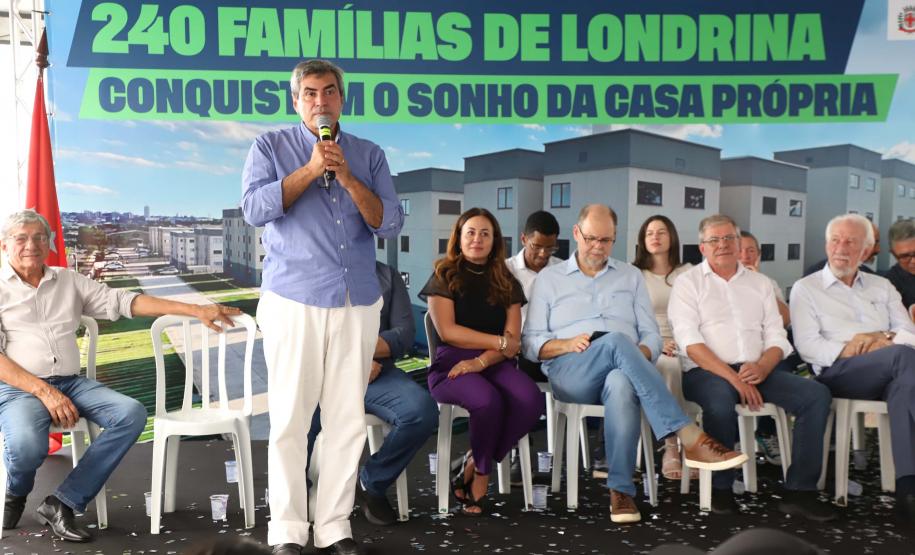 Programa Casa Fácil: vice-governador entrega residencial com 240 unidades em Londrina