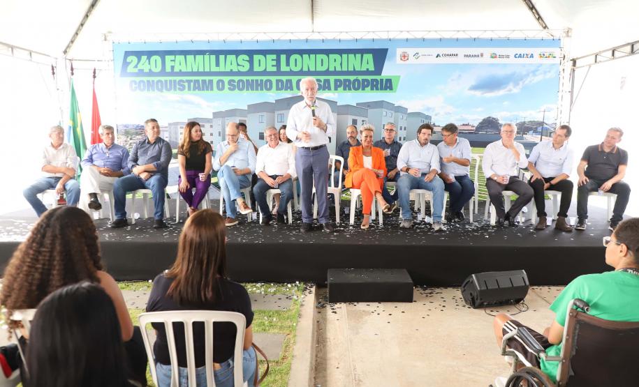 Programa Casa Fácil: vice-governador entrega residencial com 240 unidades em Londrina
