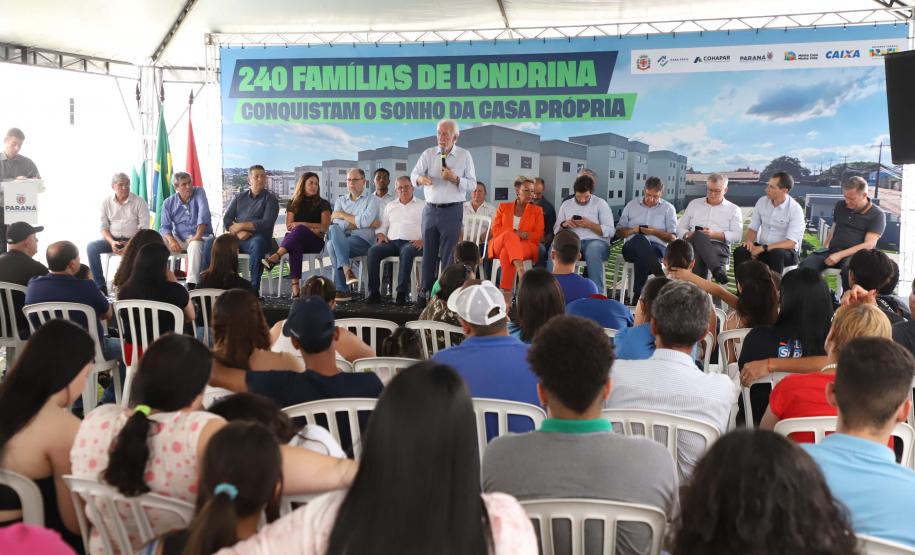 Programa Casa Fácil: vice-governador entrega residencial com 240 unidades em Londrina