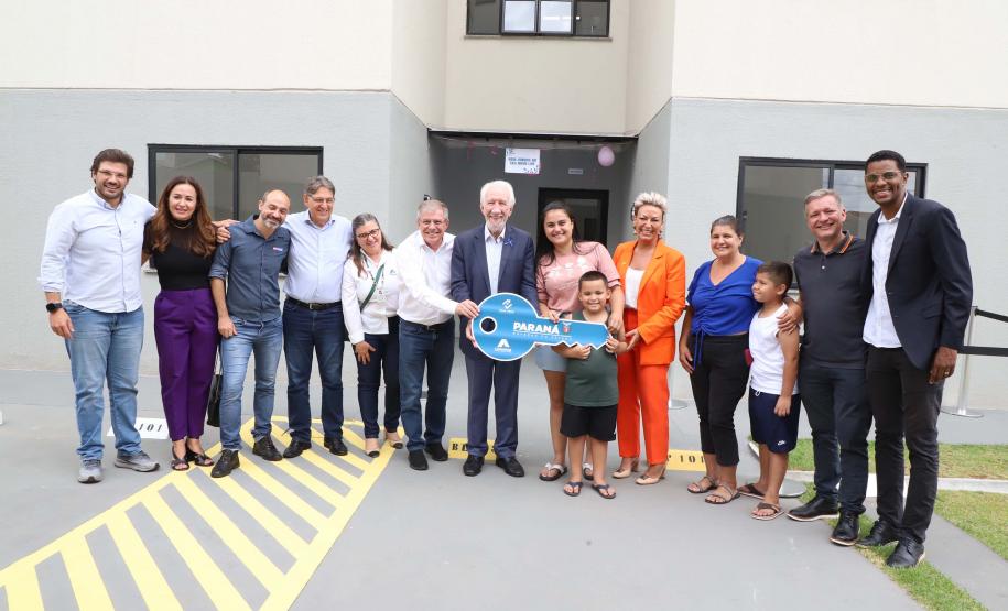 Programa Casa Fácil: vice-governador entrega residencial com 240 unidades em Londrina