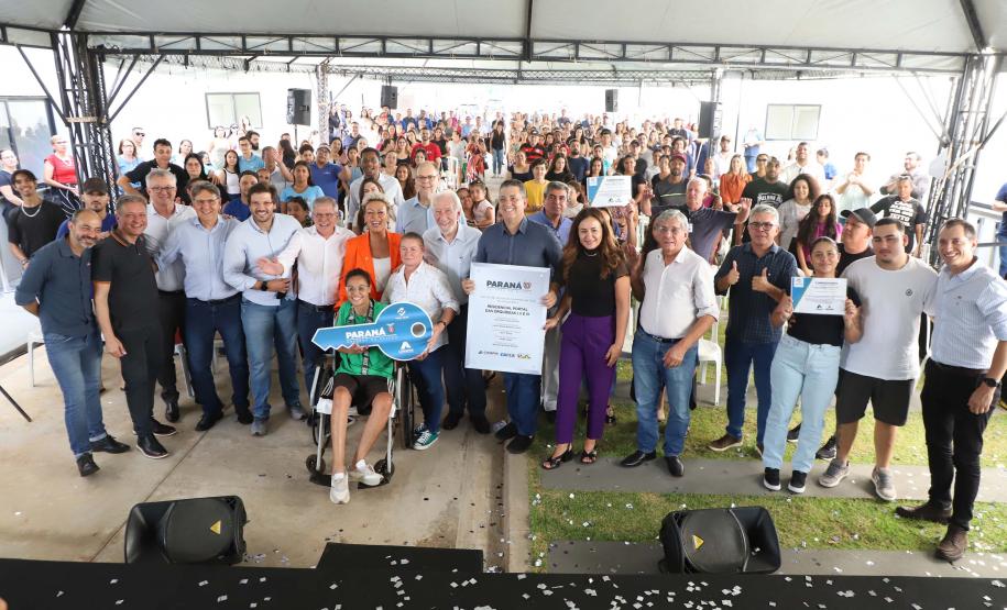 Programa Casa Fácil: vice-governador entrega residencial com 240 unidades em Londrina