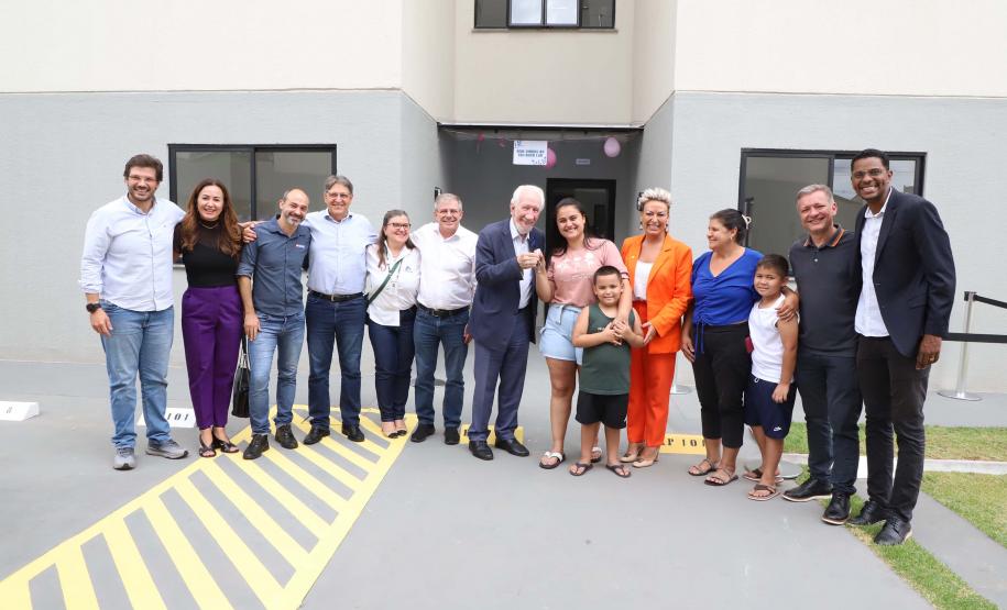 Programa Casa Fácil: vice-governador entrega residencial com 240 unidades em Londrina