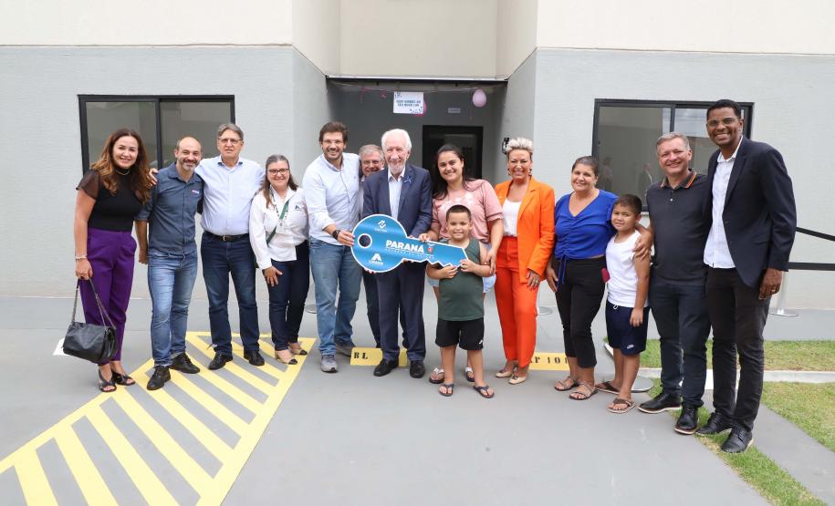 Programa Casa Fácil: vice-governador entrega residencial com 240 unidades em Londrina