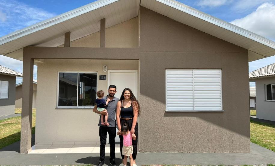 62 famílias de Loanda recebem as chaves da casa própria com ajuda do Governo do Estado