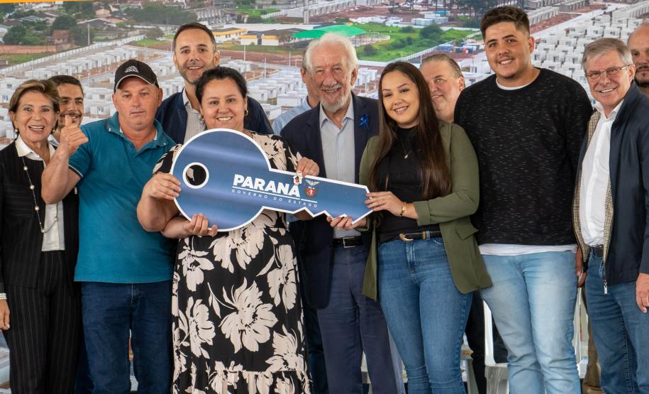 499 famílias de Ponta Grossa recebem chaves da casa própria com apoio do Estado