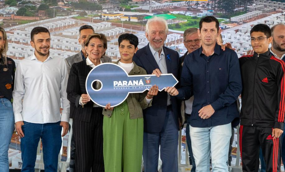 499 famílias de Ponta Grossa recebem chaves da casa própria com apoio do Estado