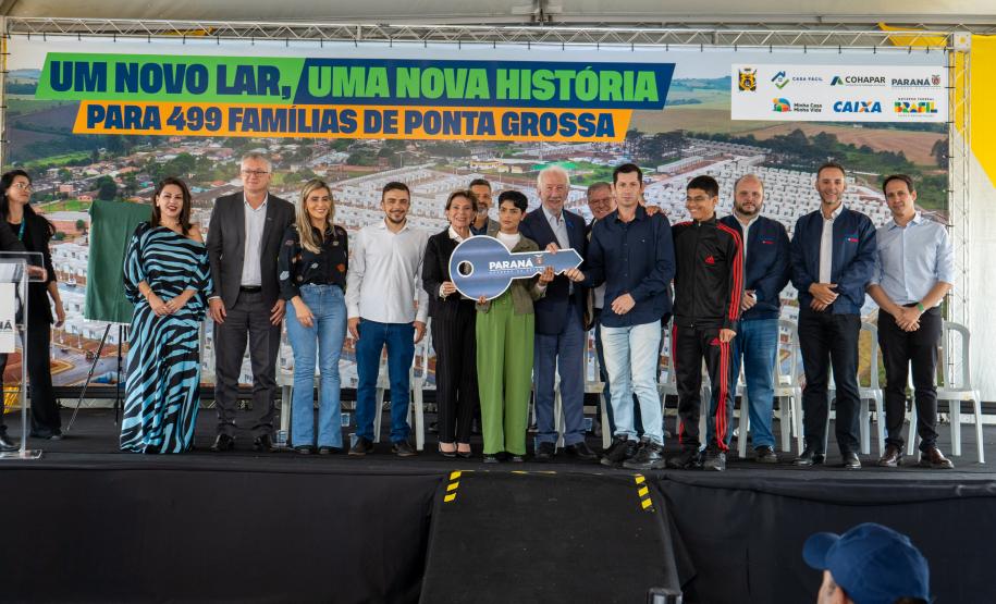 499 famílias de Ponta Grossa recebem chaves da casa própria com apoio do Estado