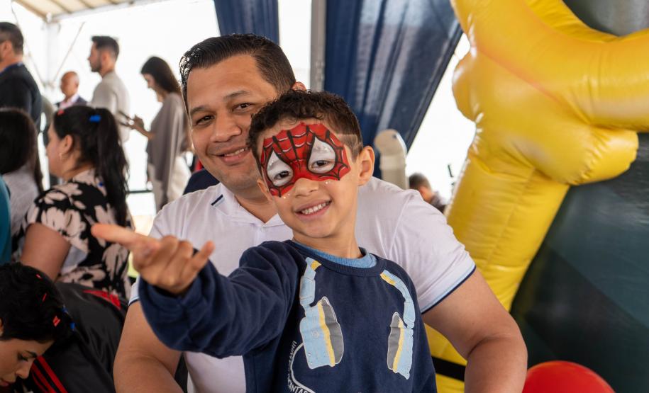 499 famílias de Ponta Grossa recebem chaves da casa própria com apoio do Estado