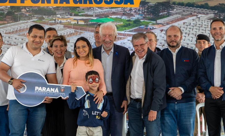 499 famílias de Ponta Grossa recebem chaves da casa própria com apoio do Estado