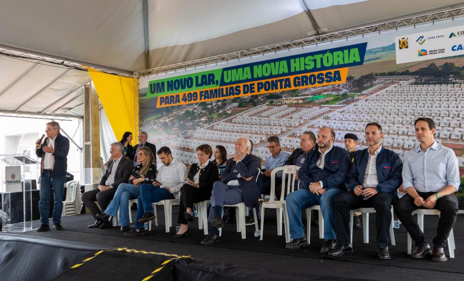 499 famílias de Ponta Grossa recebem chaves da casa própria com apoio do Estado