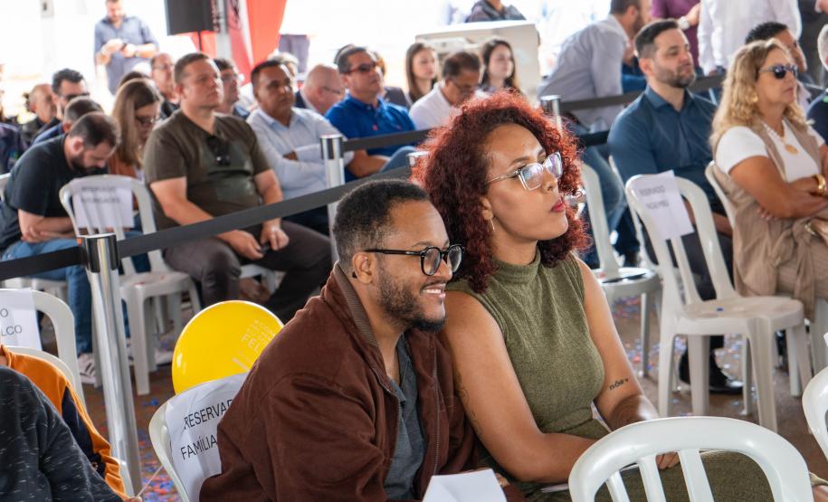 499 famílias de Ponta Grossa recebem chaves da casa própria com apoio do Estado