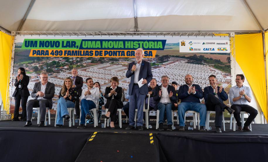499 famílias de Ponta Grossa recebem chaves da casa própria com apoio do Estado