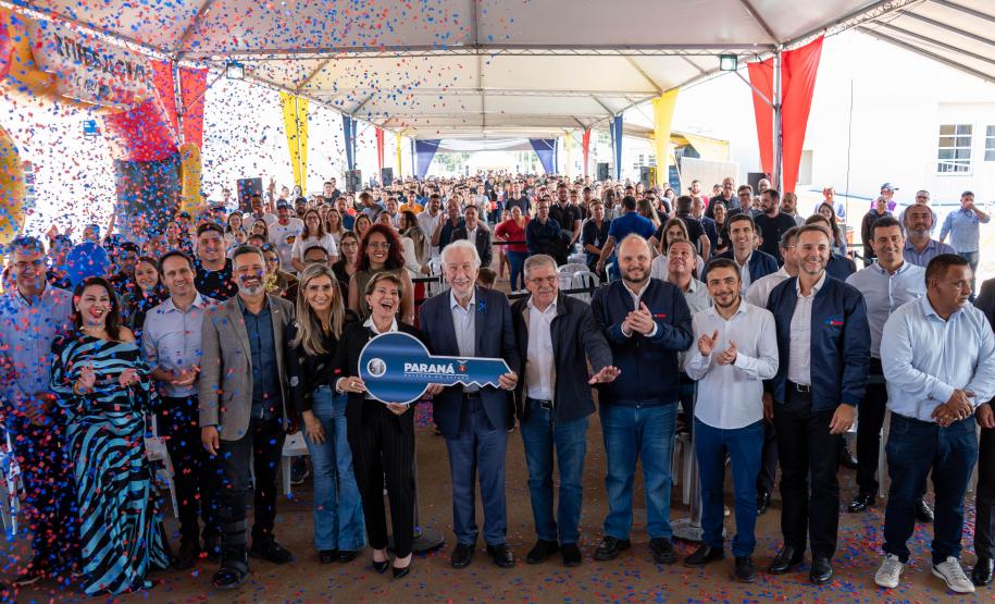 499 famílias de Ponta Grossa recebem chaves da casa própria com apoio do Estado
