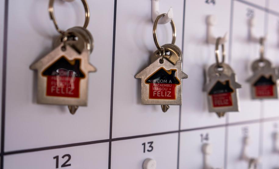 499 famílias de Ponta Grossa recebem chaves da casa própria com apoio do Estado