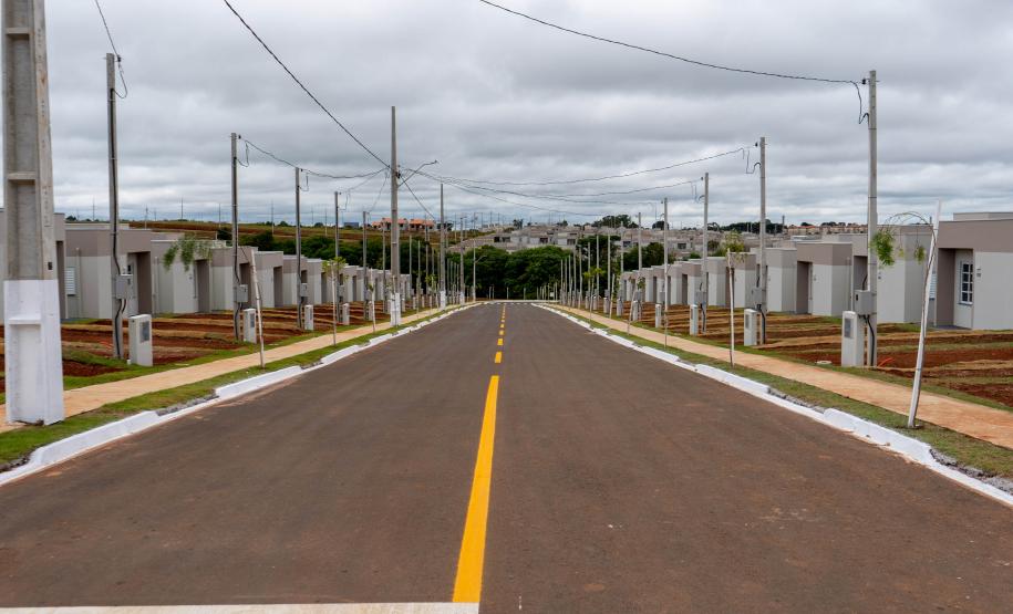 499 famílias de Ponta Grossa recebem chaves da casa própria com apoio do Estado