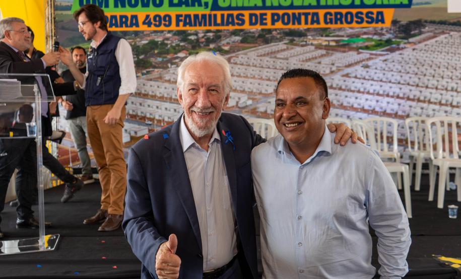 499 famílias de Ponta Grossa recebem chaves da casa própria com apoio do Estado