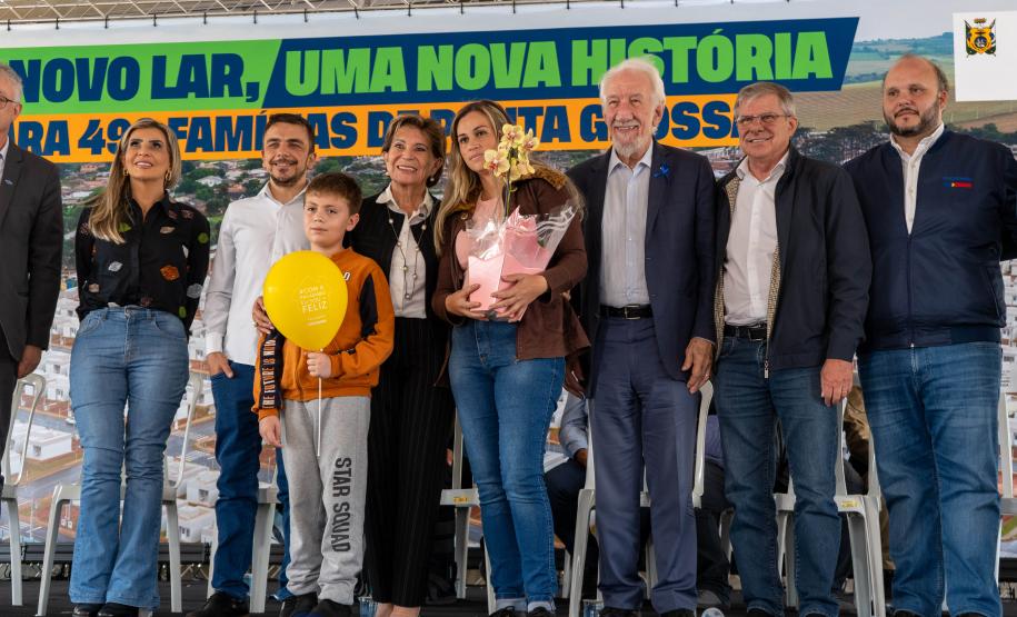 499 famílias de Ponta Grossa recebem chaves da casa própria com apoio do Estado