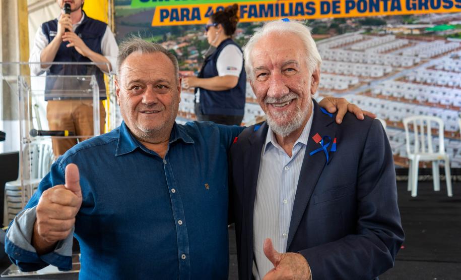 499 famílias de Ponta Grossa recebem chaves da casa própria com apoio do Estado