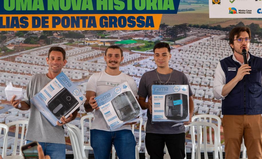 499 famílias de Ponta Grossa recebem chaves da casa própria com apoio do Estado