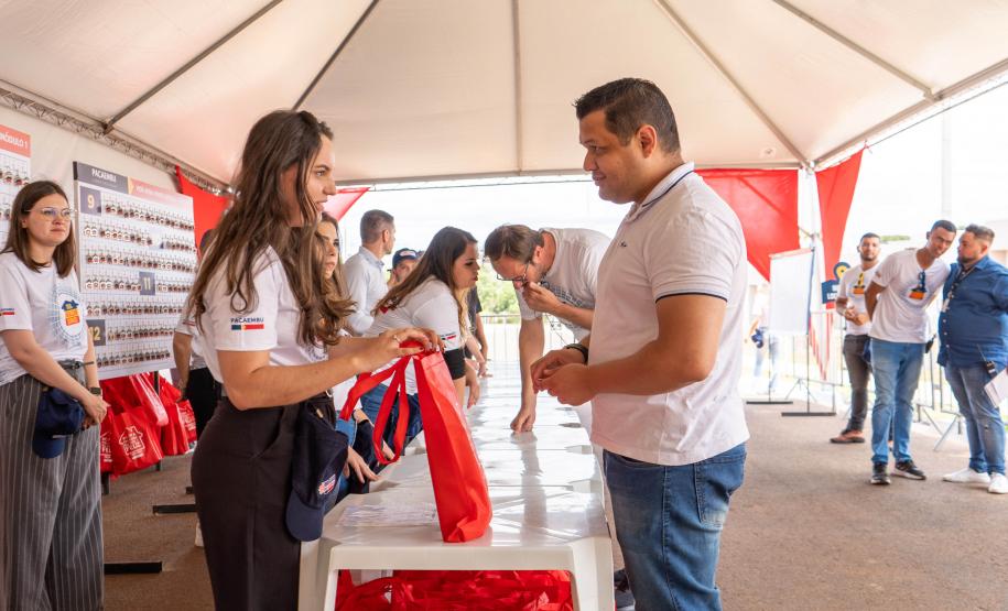 499 famílias de Ponta Grossa recebem chaves da casa própria com apoio do Estado