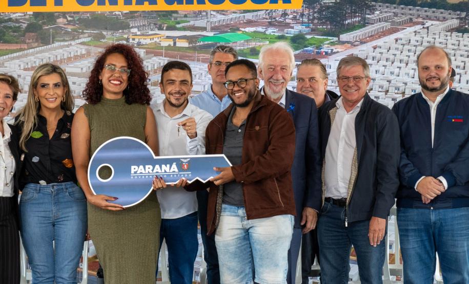 499 famílias de Ponta Grossa recebem chaves da casa própria com apoio do Estado