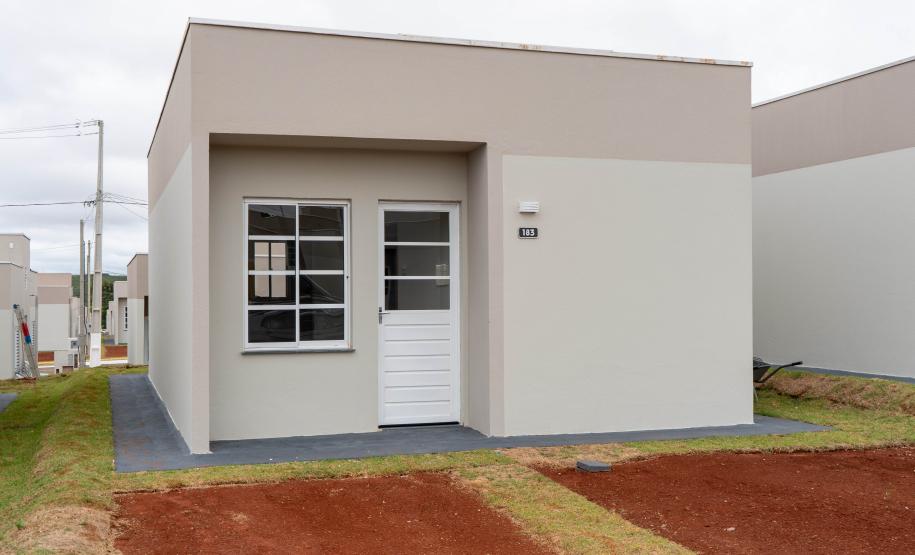 499 famílias de Ponta Grossa recebem chaves da casa própria com apoio do Estado