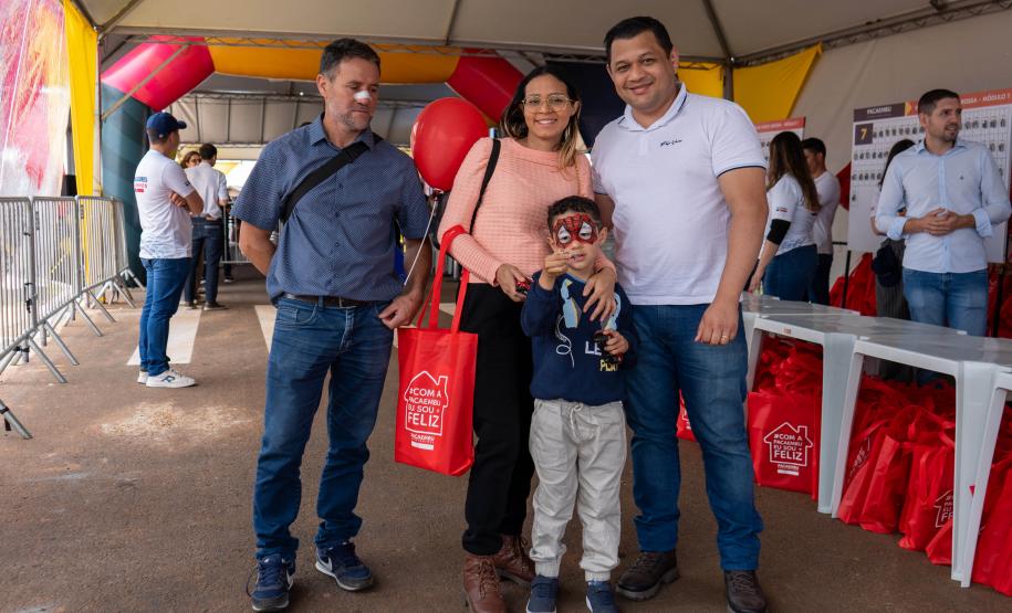 499 famílias de Ponta Grossa recebem chaves da casa própria com apoio do Estado
