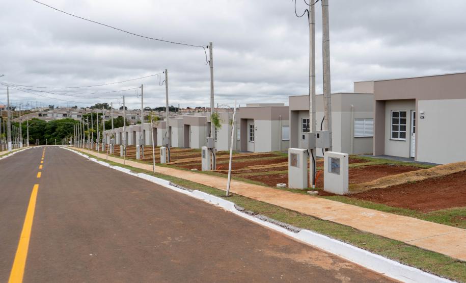 499 famílias de Ponta Grossa recebem chaves da casa própria com apoio do Estado