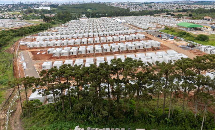 499 famílias de Ponta Grossa recebem chaves da casa própria com apoio do Estado