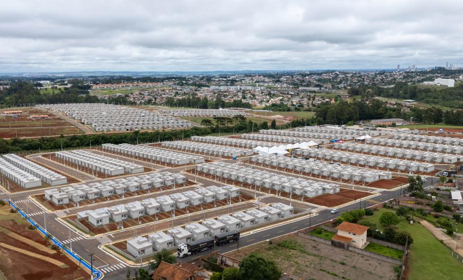 499 famílias de Ponta Grossa recebem chaves da casa própria com apoio do Estado