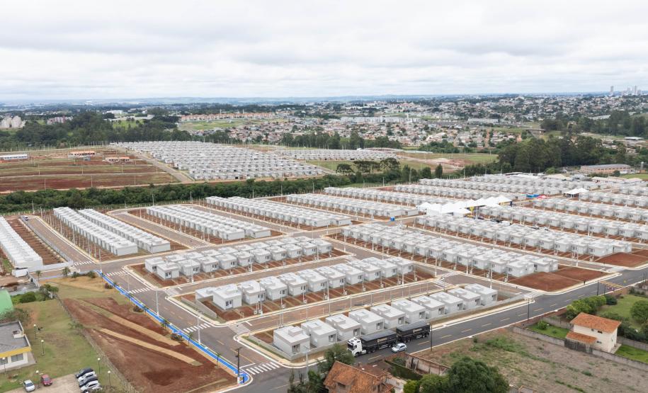 499 famílias de Ponta Grossa recebem chaves da casa própria com apoio do Estado