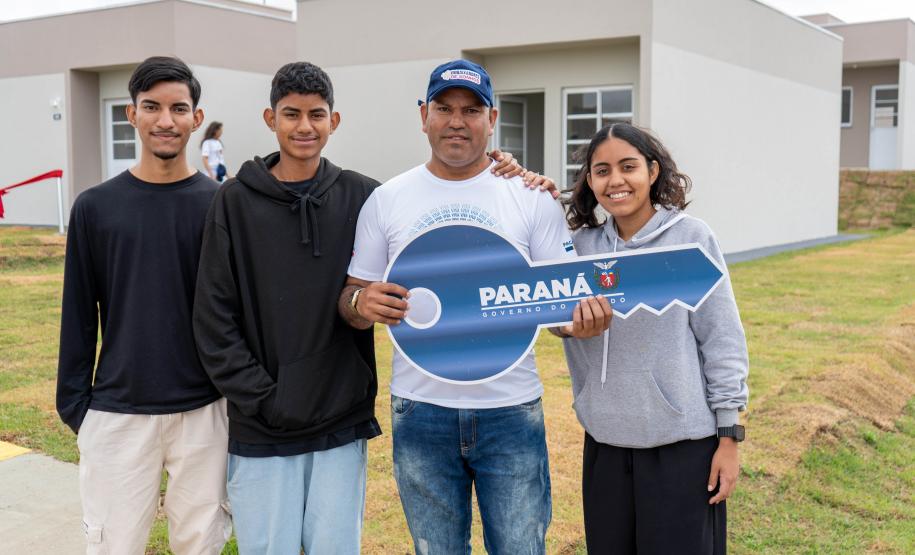 499 famílias de Ponta Grossa recebem chaves da casa própria com apoio do Estado