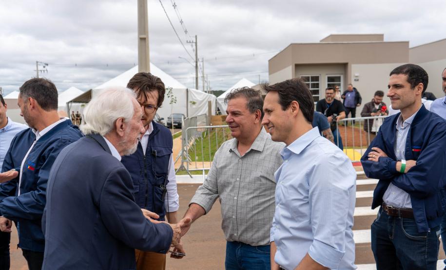 499 famílias de Ponta Grossa recebem chaves da casa própria com apoio do Estado
