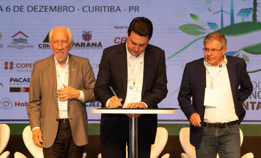 R$ 1,7 bilhão: Paraná firma convênio com BID e Caixa para novas fases do Casa Fácil