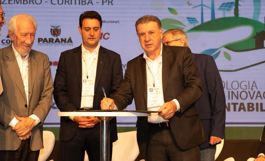 R$ 1,7 bilhão: Paraná firma convênio com BID e Caixa para novas fases do Casa Fácil