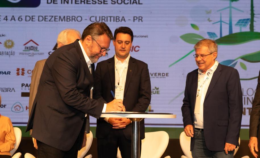 R$ 1,7 bilhão: Paraná firma convênio com BID e Caixa para novas fases do Casa Fácil
