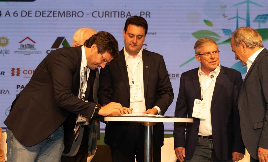 R$ 1,7 bilhão: Paraná firma convênio com BID e Caixa para novas fases do Casa Fácil