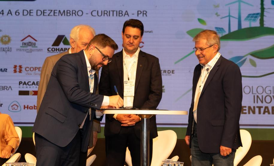 R$ 1,7 bilhão: Paraná firma convênio com BID e Caixa para novas fases do Casa Fácil